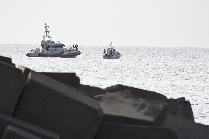 紧急救援人员在寻找失踪船只的现场