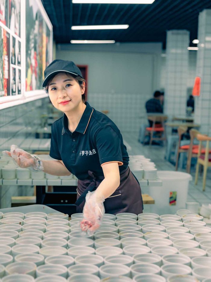 小罗子汤店老板娘刘月华在工作中。（南昌市东湖区融媒体中心提供）