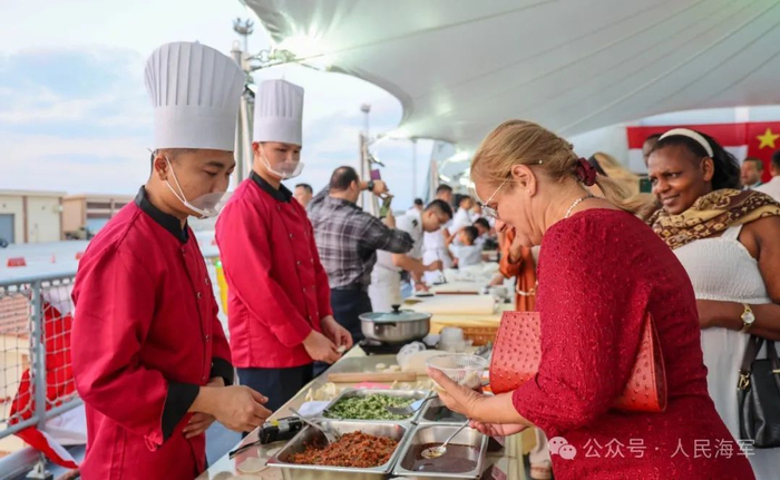 焦作舰举行甲板招待会，中方官兵现场展示水饺制作过程并邀请来宾品尝。陈元增 摄