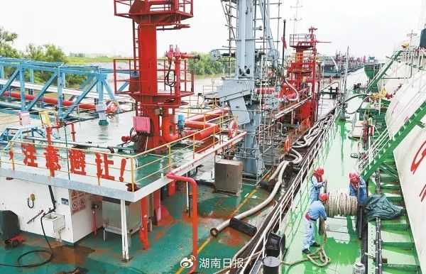 6月25日，湖南石化储运部（二区）道仁矶储运装置码头，当班员工在液化烃船上进行物料安全接卸操作。
