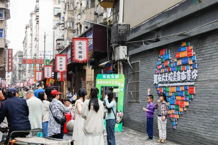 大士院美食街爱心墙。（南昌市东湖区融媒体中心提供）