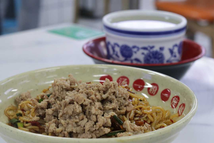 小罗子汤店里的招牌套餐，肉沫拌粉和皮蛋肉饼汤。韦佳玥 摄