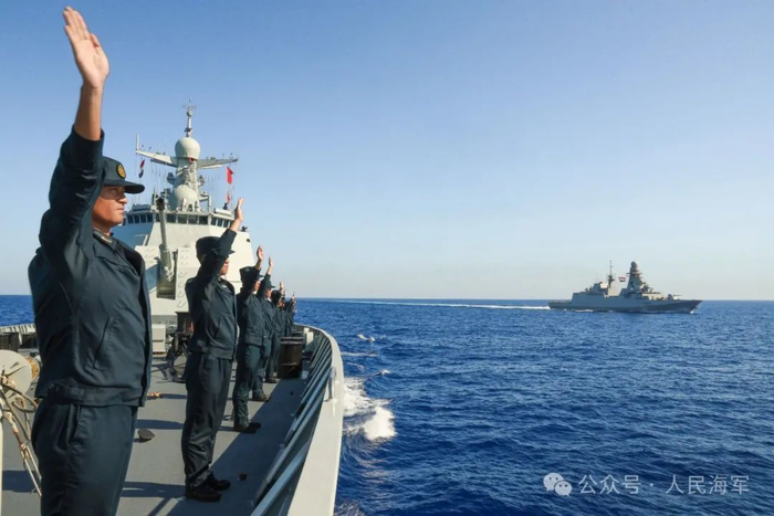 分航仪式上，中方官兵向埃方官兵挥手告别。张大禹 摄