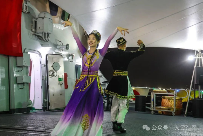 甲板招待会上，中方官兵表演民族舞蹈。张大禹 摄