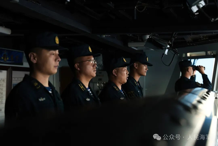 编队运动科目操演中，焦作舰指挥员下达指挥口令。张大禹 摄