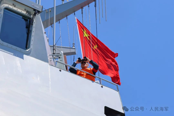 焦作舰官兵观察埃及海军“加拉拉”号护卫舰悬挂的旗语。张大禹 摄
