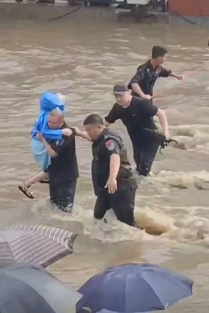 民警背或抱着老人孩子进行转移（央广网发 普兰店区委宣传部供图）