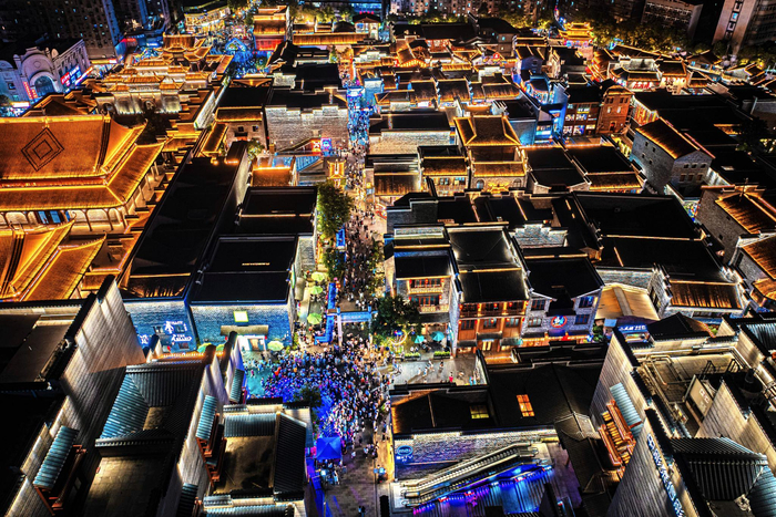 夜幕下的南昌市万寿宫历史文化街区。新华社发（陈亮摄）