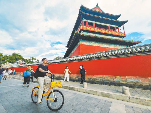 游客在中轴线鼓楼周边骑车游玩。 本报记者 邓伟 摄