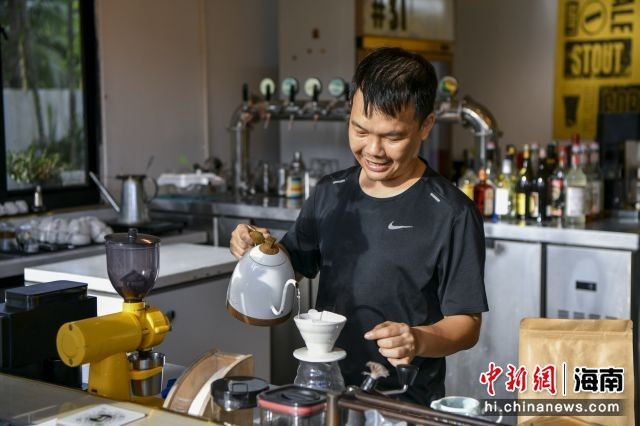 图为马来西亚归侨后代刘业谊正在冲泡兴隆传统咖啡。骆云飞摄