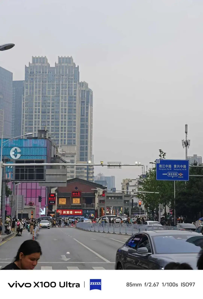 （图源：雷科技摄制 / 蔡司自然色彩模式）