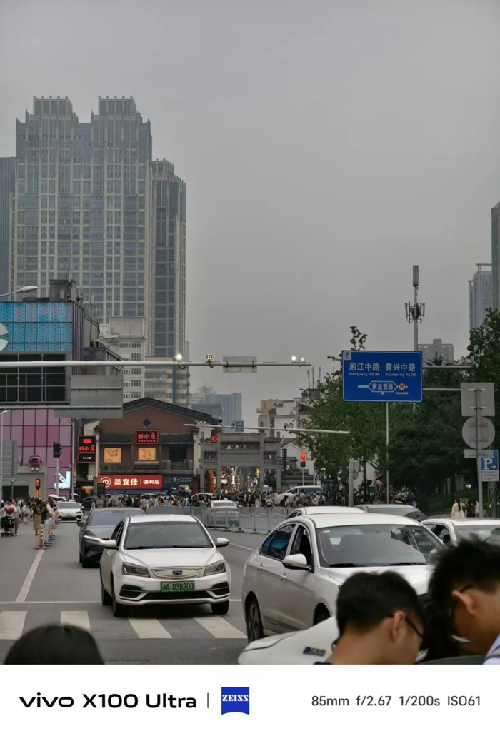 （图源：雷科技摄制 / 蔡司自然色彩模式）