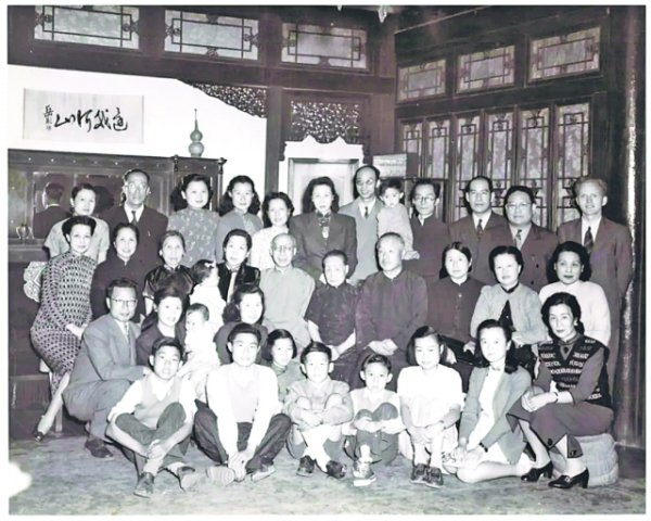 　　▲韩家人数最多的一张大合影，1948年11月下旬摄于麻线胡同2号邝寿堃、韩恂华家大客厅。