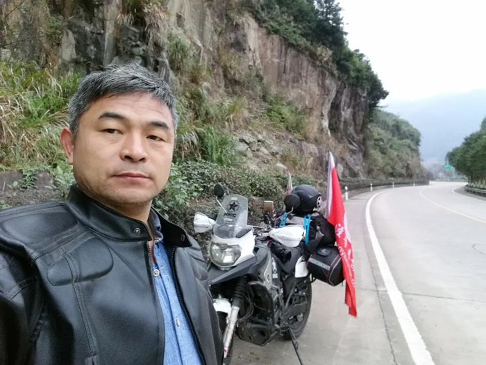 郭刚堂和他的摩托车（图/受访者提供）