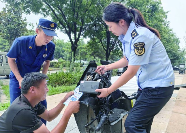 图为陕西省咸阳市消防支队联合市场监管部门宣讲私自改装电动自行车的危害。            张楠 摄
