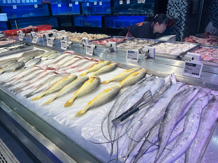 快乐购超市的海鲜摊位。邓帆慧 摄