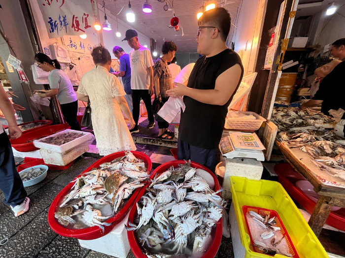 市区兴文里海鲜店里梭子蟹热销。邓帆慧 摄