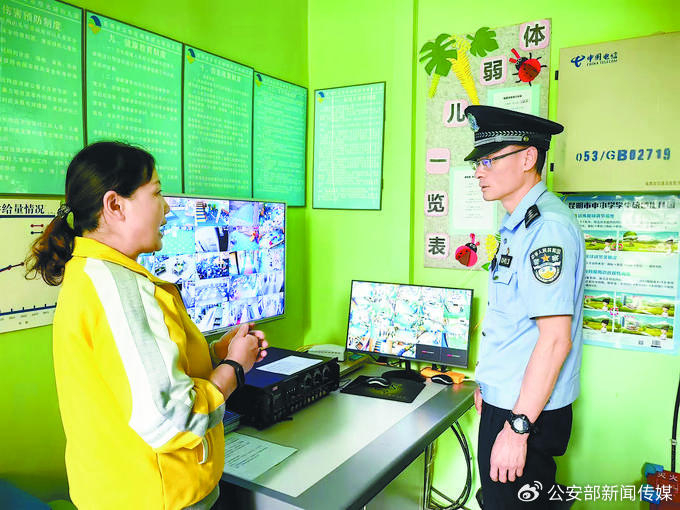 8月19日，云南省昆明市公安局五华分局虹山派出所民警到虹山小学检查“护学岗”及视频监控工作情况。黎烨玄 摄
