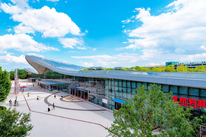 　　地铁环球度假区站是环球主题公园的主要入口，游客在站厅透过通透的玻璃幕墙即可观赏公园美景。杜智广/摄