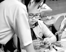     在一个课堂上，学生通过彩泥创作将生气情绪转化为开心情绪。资料图片