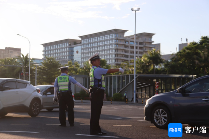二中队交警正在路面上执勤。图片由海口交警提供