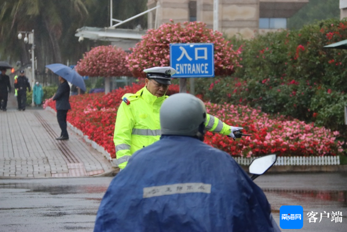 二中队交警正在路面上执勤。图片由海口交警提供