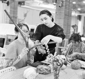     老师指导学生通过纤维艺术感受艺术疗愈力量。作者供图