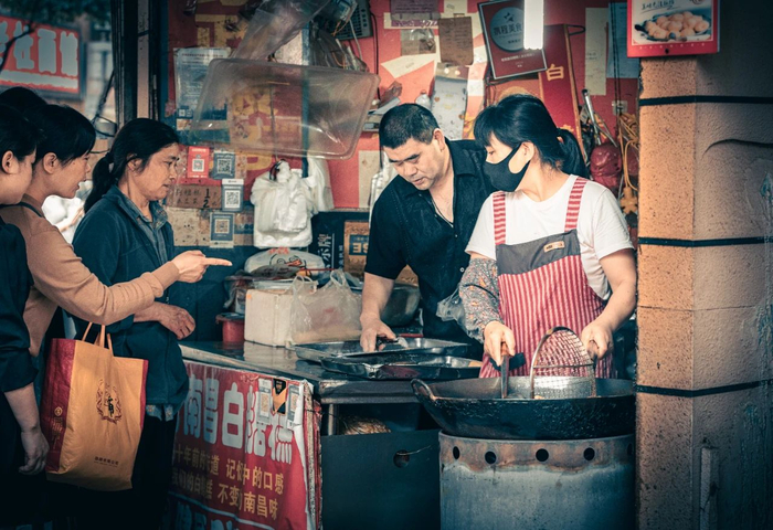 老南昌白糖糕店主胡美永和妻子在工作中。（南昌市东湖区融媒体中心提供）