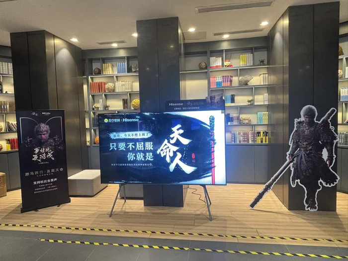 现场展示100吋电视。劳动报记者陆燕婷 摄影