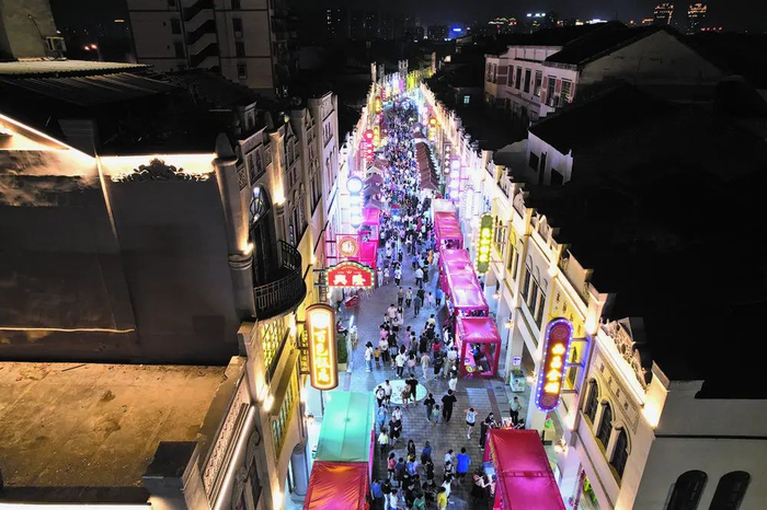 　　广西三月三假期，百色解放街各小吃摊点人气爆棚。 □周福宁 摄