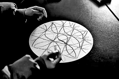     在艺术疗愈活动现场，参与者通过绘画表达当下的情绪、感受与体验。资料图片