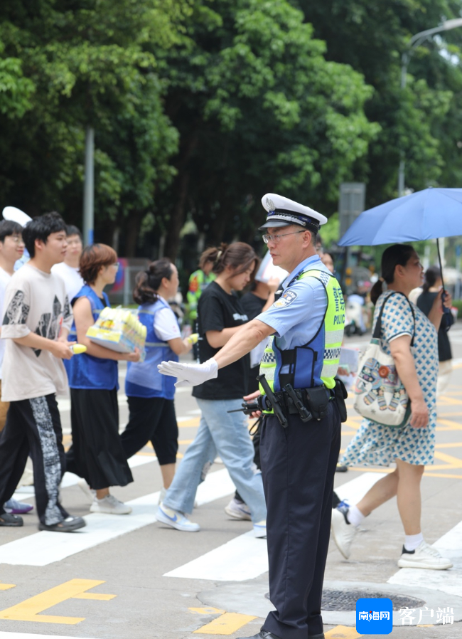 二中队交警正在路面上执勤。图片由海口交警提供