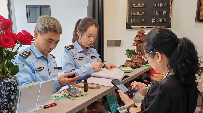 执法人员对沿线酒店民宿餐饮情况进行检查。