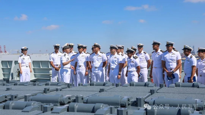 焦作舰官兵为登舰参观的埃及海军官兵讲解武器装备性能。陈元增 摄
