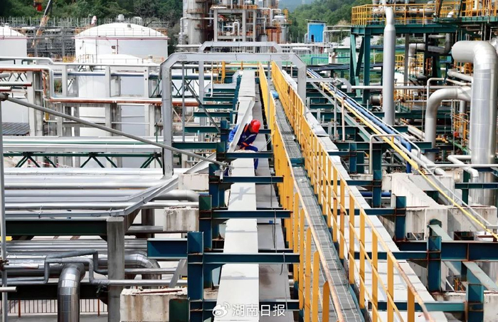 （项目现场，工人正在施工。）