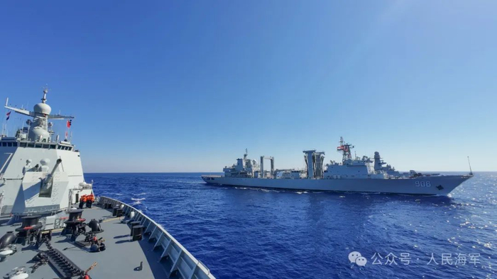 焦作舰、洪湖舰斩浪前行。张大禹 摄
