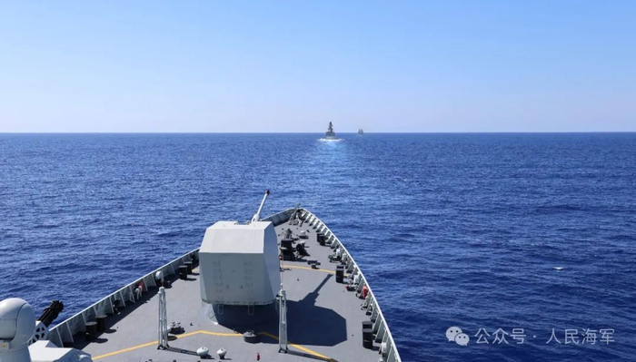 焦作舰、洪湖舰与埃及海军舰艇在预定海域会合后组成编队航行。梁磊 摄