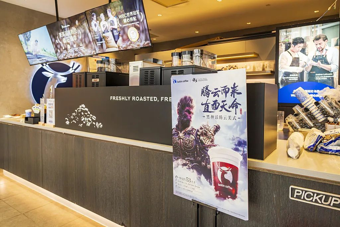 瑞幸门店已经摆放了相关咖啡产品的海报