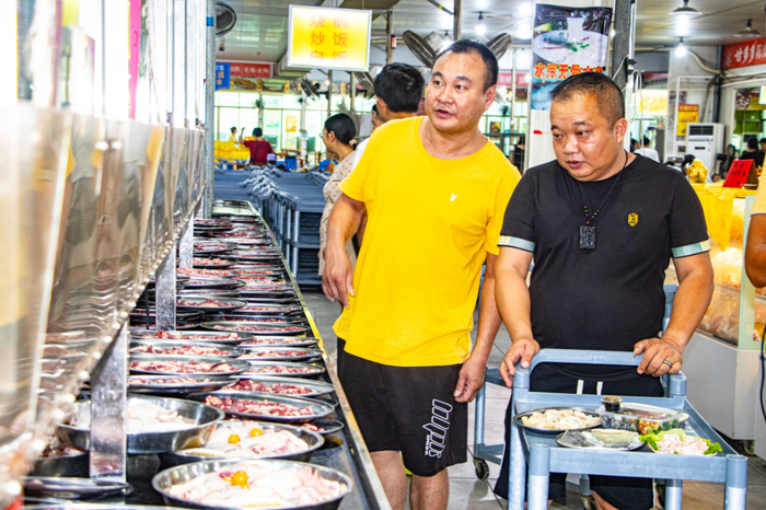 在五洞村，牛肉美食琳琅满目，任君挑选