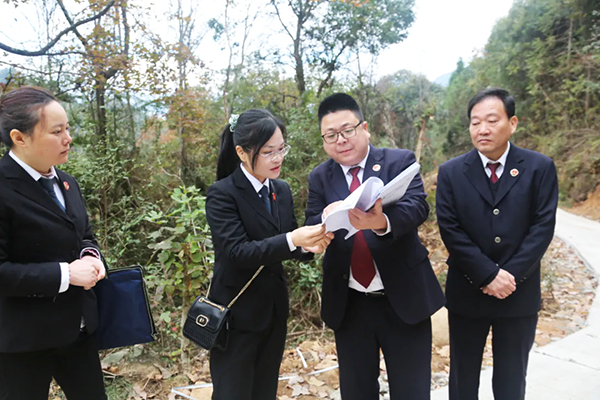 武夷山市检察院抗诉一起涉生态犯罪案件，办案检察官到争议山场进行勘查