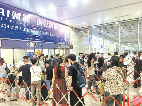             乘客队伍越排越长，队尾延伸到了候车厅   本报记者  陈浩  摄          