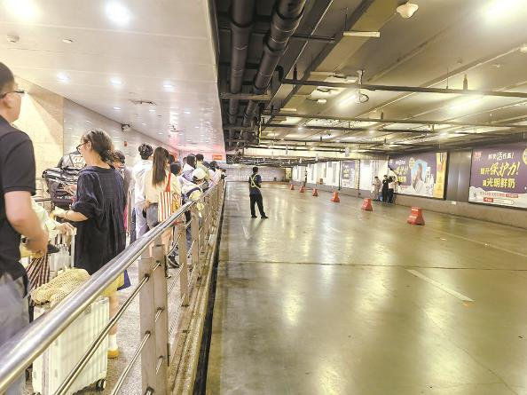             乘客排长队，但看不见一辆出租车          