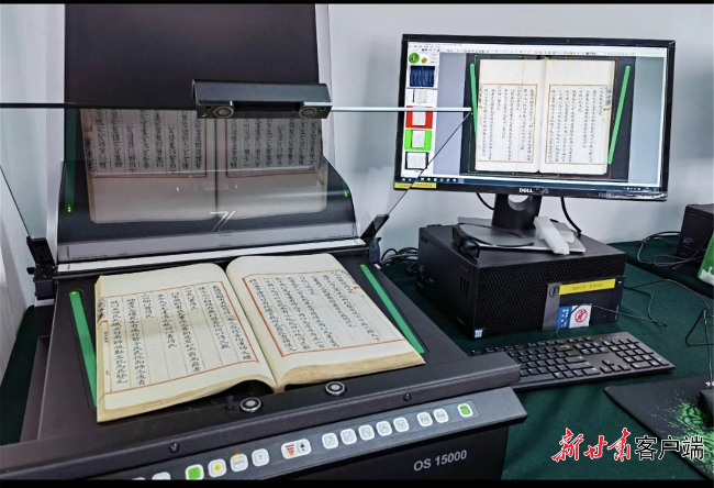 采集场景清点函盒。（资料照片，读者传媒·读者古籍数字科技中心供图）
