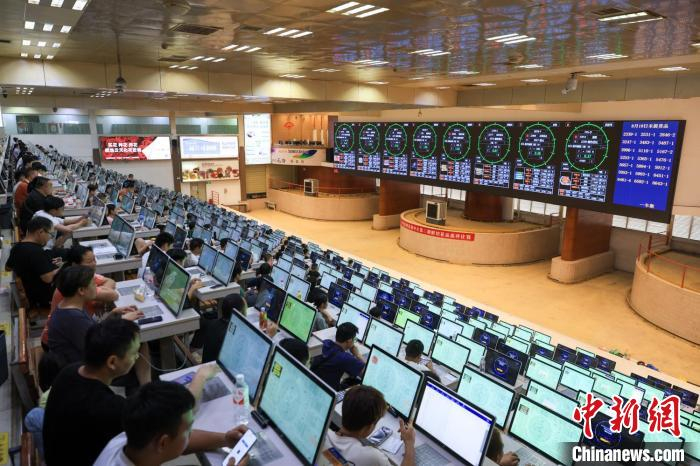 图为8月20日，鲜花经纪人在昆明国际花卉拍卖交易中心竞价拍花。中新社记者 贾天勇 摄