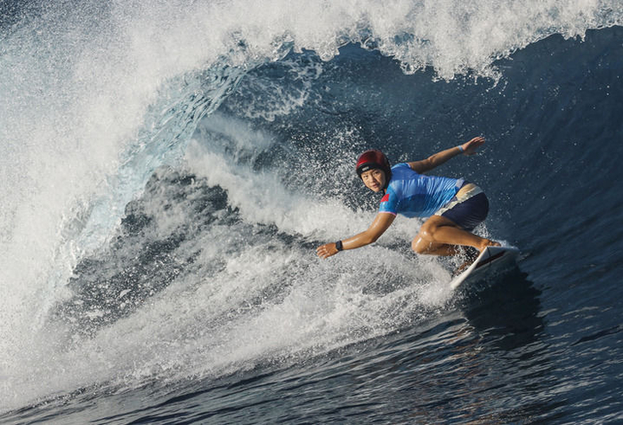   中国选手杨思琪在巴黎奥运会女子冲浪第三轮比赛中（2024年8月1日摄）。新华社记者 马平 摄