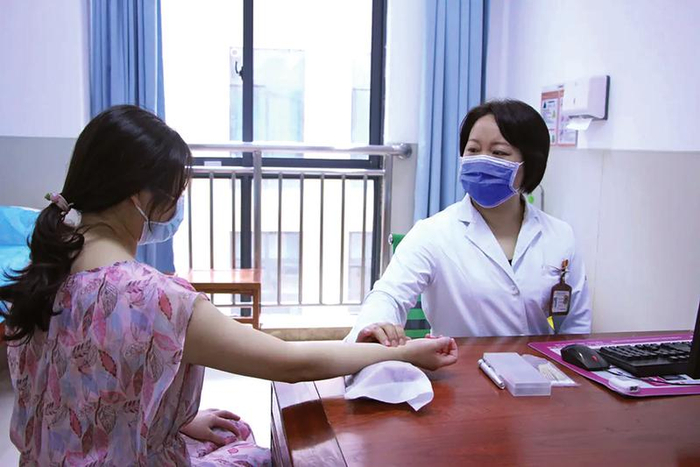 李芳梅主任在给患者做诊断。（医院供图）