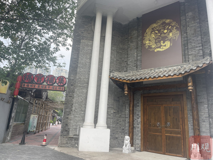 社交媒体账号“滤镜粉碎机”视频中曝光的玉石店大门上锁关闭。  王子玫 摄