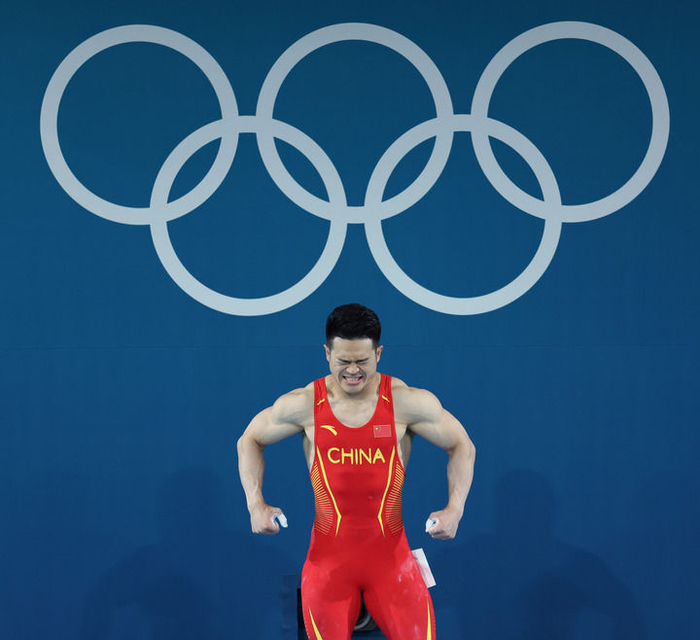 中国选手石智勇在巴黎奥运会举重男子73公斤级比赛中（2024年8月8日摄）。新华社记者 曹灿 摄