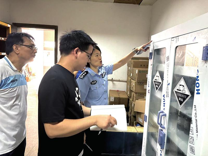     公安机关联合相关部门到易制毒化学品企业开展检查。（南宁警方供图）
