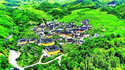 福建省龙岩市永定区下洋镇的初溪土楼古村落。海鹏摄/光明图片